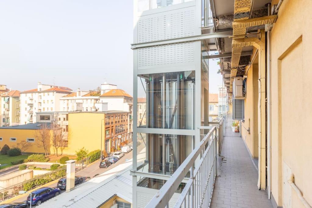 Modern In Next To Metro M5 - Sarca 73